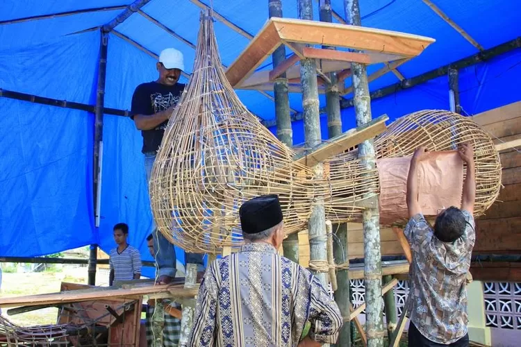 Pesta Tabuik dibuat secara bersama-sama dan melibatkan ahli sejarah dan budaya dan juga tokoh-tokoh masyarakat (Indonesiakaya.com )