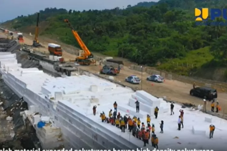 Pembangunan tol trans Sumatera menggunakan teknologi geofoam (YouTube @PUPRBPJT)