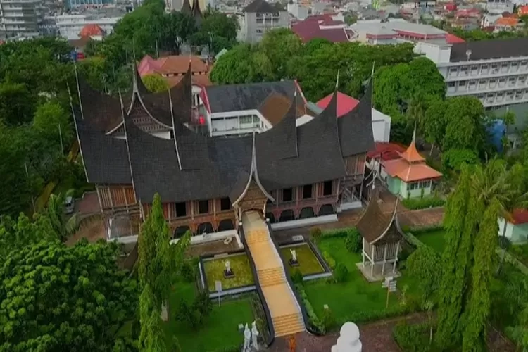 Penampakan dari udara Museum Adityawarman di Kota Padang, Sumatera Barat (YouTube @museumadityawarmansumatera6797)