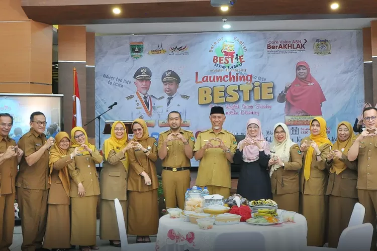 Gubernur Sumatera Barat (Sumbar) Mahyeldi secara resmi meluncurkan kegiatan Belajar English Setiap Tuesday Melalui E-Learning (BESTiE) 2023 di Aula BPSDM Provinsi Sumbar
