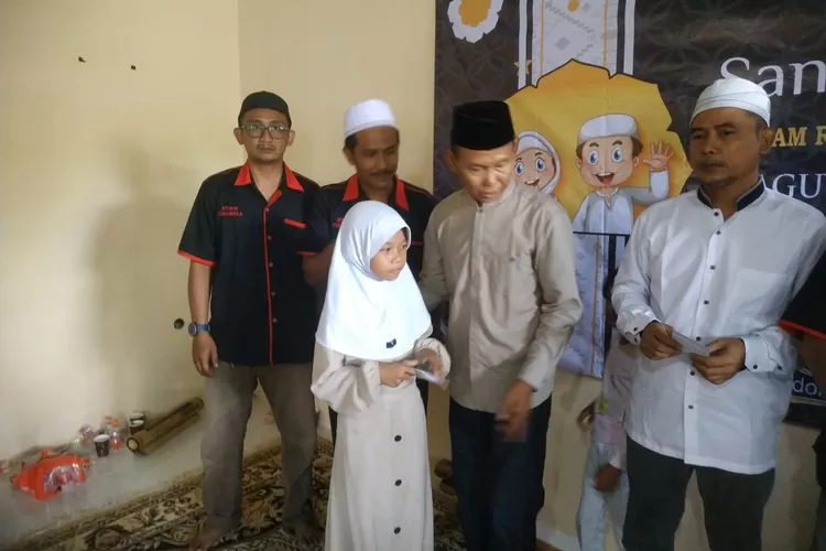 Para ketua RT memberikan santunan kepada anak Yatim di Desa Cinangka, Bogor (RBG.id)