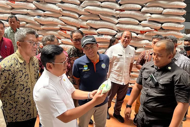 Ketua DPRD Kota Bandung, H. Tedy Rusmawan, A.T., M.M., bersama Kepala Badan Pangan Nasional Arief Prasetyo Adi, S.T, M.T., melakukan kunjungan kerja ke Gudang Bulog, di Cisaranten Kidul, Kota Bandung.