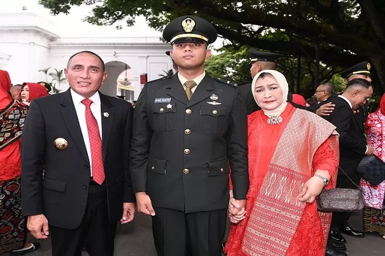 Gubernur Sumut Edy Rahmayadi bersama istri mengapit putra bungsu mereka Gilang Prasetya usai dilantik Presiden di Istana Negara (Realitasonline.id/Dok)