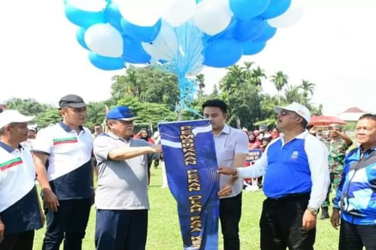Wakil Bupati HM Yusuf Siregar didampingi Camat Patumbak Muhammad Kennedy melepas balon tanda dibukanya Pordes II Tahun 2023 di Lapangan Pagar Jati Patumbak (Realitasonline.id/zul)