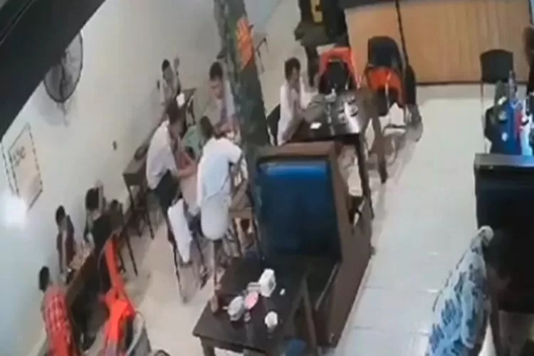 Tangkap Layar video dr M saat menempeleng batita di Makassar 