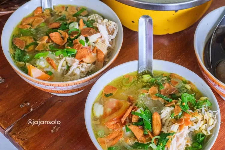 Ilustrasi khas Semarang yang cukup populer dan wajib dicoba soto Semarang. (Tangkapan layar IG @jajansolo)