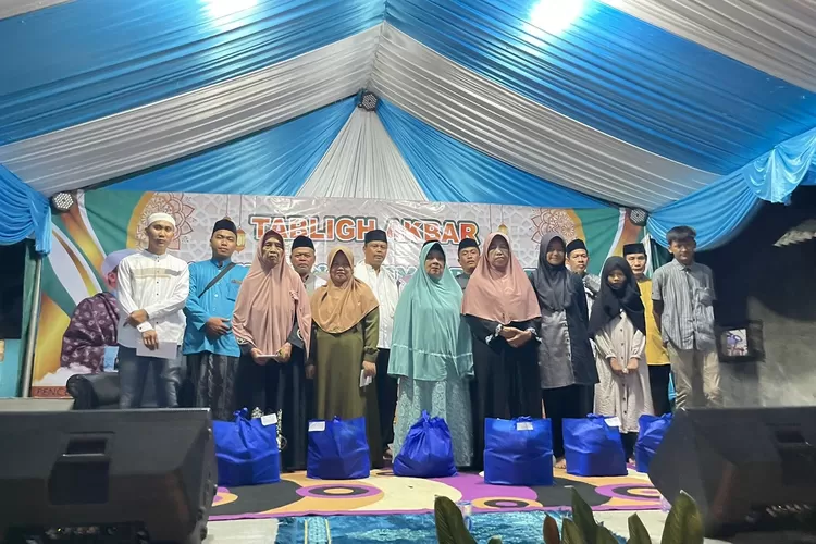 Seruan gema solawat tak henti-henti mengiringi acara santunan anak yatim di wilayah RW3 Kelurahan Tapos dan di sambut senyuman gembira para anak yatim yang hadir pada acara tersebut. (andika eka)
