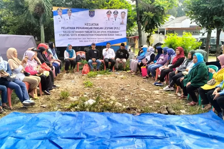 Peserta mengikuti dengan seksama pelatihan pekarangan pangan lestari di RT4/5, Kelurahan Ratujaya, Kecamatan Cipayung.