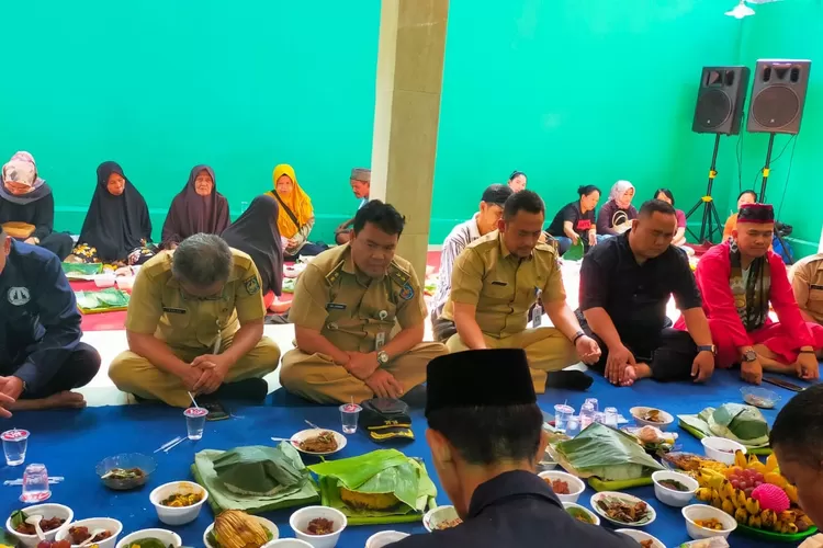 Masyarakat sedang mengikuti kegiatan keramat Harjamukti (andika eka)