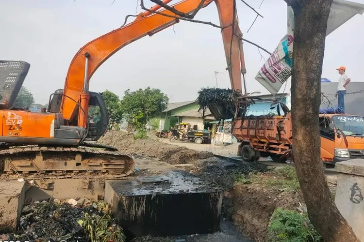 Pengangkutan sampah di Kali Sumber Jaya, Tambun Selatan