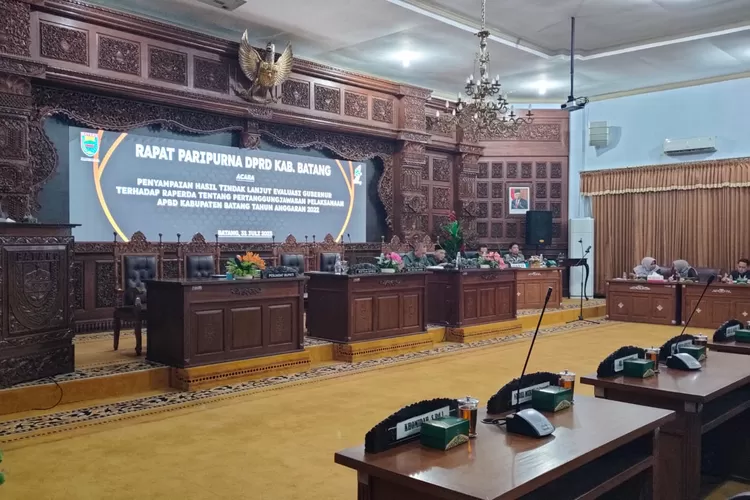 Pj Bupati Batang Lani Dwi Rejeki saat menyampaikan sambutan dalam Paripurna DPRD, Senin (31/7/2023) (Muslihun kontributor Batang)