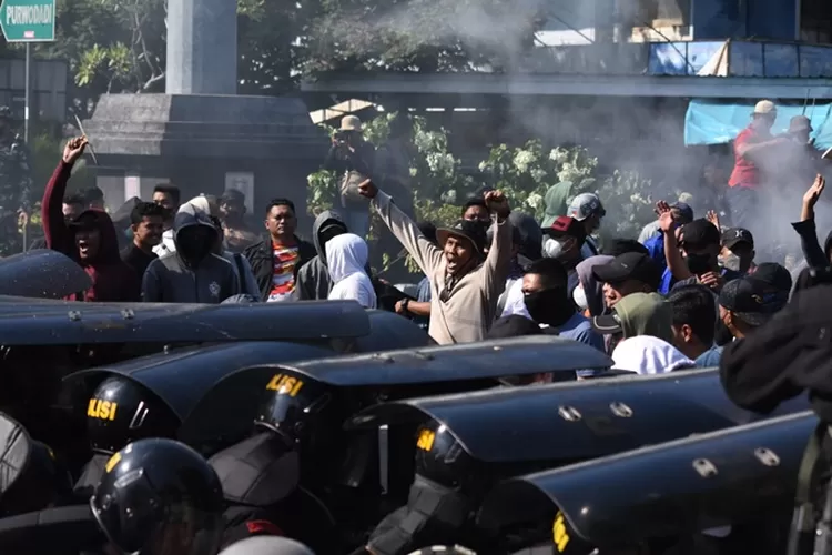 situasi ricuh ratusan massa dalam simulasi pengamanan Pemilu 2024 di Simpang Lima Semarang. (Ayosemarang.com/ Audrian Firhannusa)
