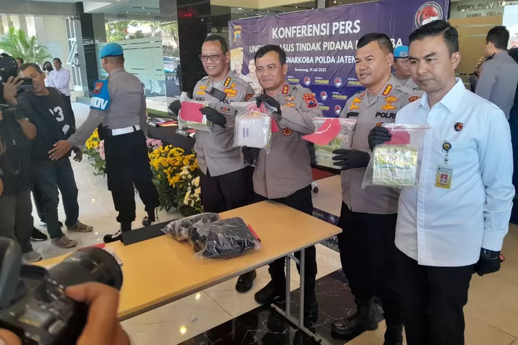 Kapolda Jateng Irjen Pol Ahmad Luthfi saat menunjukan barang bukti pengungkapan kasus narkotika jenis sabu di Mapolda Jateng.  (Ayosemarang.com/ Audrian Firhannusa)