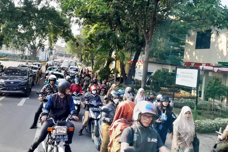 TELAT : Aparatur Sipil Negara (ASN) yang terlambat ketika akan menghadiri apel pagi di Lapangan Balaikota Depok, Senin (31/7). (ALDY RAMA/RADAR DEPOK)