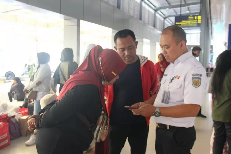 Petugas KAI Daop 8 Surabaya saat menjelaskan aturan baru naik kereta api