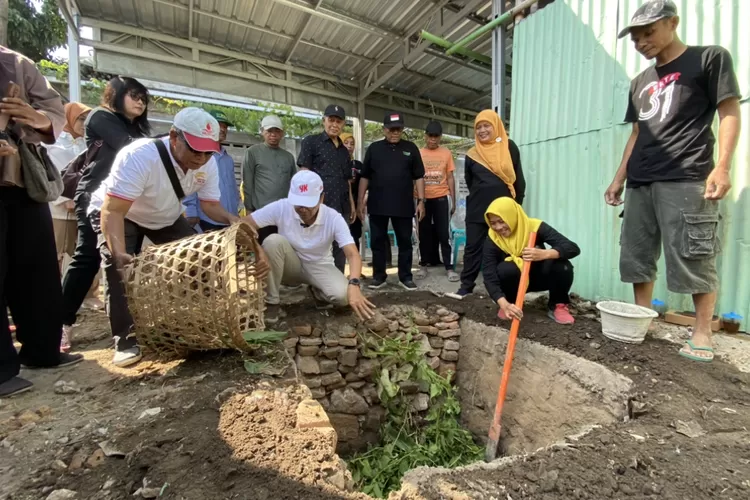 Arsip. PJ Wali Kota Yogyakarta, Singgih Raharjo bersama Sekda Kota, Aman Yuriadijaya melihat pengelolaan sampah organik melalui biopori di Bank Sampah Giwangan Bersih RW 11 Mendungan Giwangan, Sabtu (29/7/2023). (Foto: Humas Pemkot Yogyakarta)
