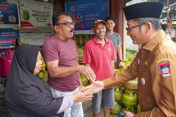 Wali Kota Padang,  Hendri Septa  jemput aspirasi  penyalur gas. 