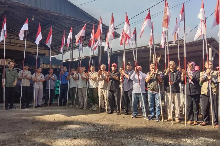 Pemerintah desa se-Kecamatan Megamendung, Kabupaten Bogor bagikan ribuan bendera merah putih. (Rijal/Metropolitan)