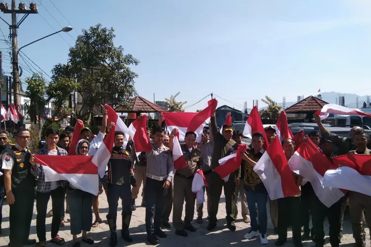 Kemeriahan pemasangan bendera merah putih di Kecamatan Cisarua. (Rijal/Metropolitan)