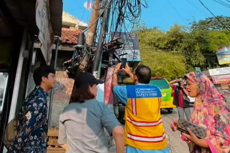 Dinas PUPR Kota Bogor menyisir kabel menjuntai di jalanan Kota Bogor. (dok pribadi)