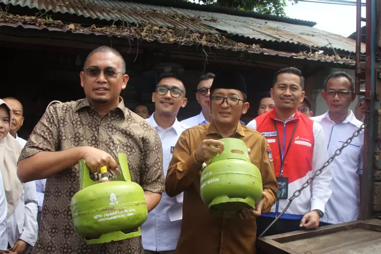 Andre Rosiade bersama Hendri Septa, SAM Sumbar Pertamina Patraniaga Narotama dan Rachmad Wijaya saat memantau operasi pasar gas LPG 3 Kg di Pangkalan Pitameh, Lubuk Begalung, Padang.