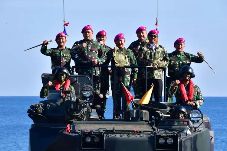 Mahfud MD diangkat menjadi Warga Kehormatan Korps Marinir TNI AL. (Dispenal.)