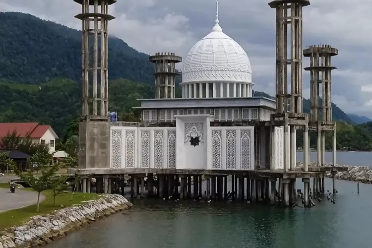 Masjid Jamik Apung yang terletak di Kawasan Reklamasi Pantai Tapaktuan, Kabupaten Aceh Selatan