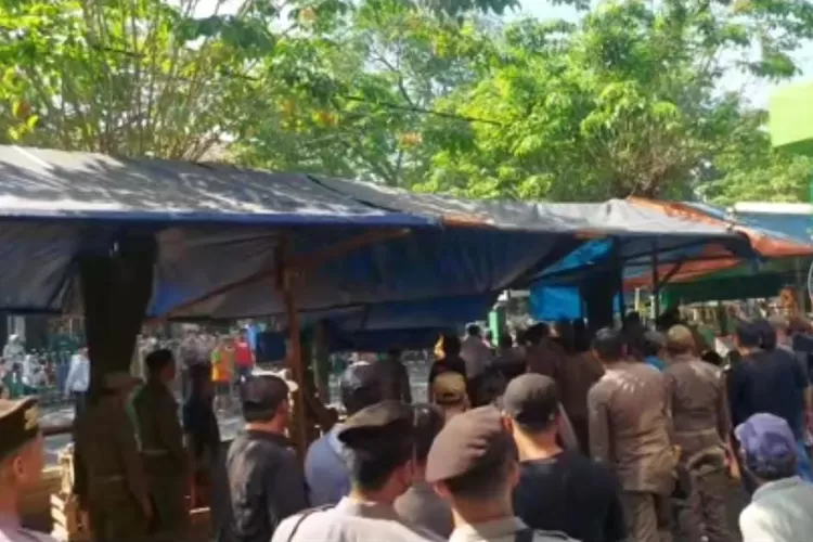 Ricuh Penertiban Pkl Di Pasar Larangan Sidoarjo Busurnusa