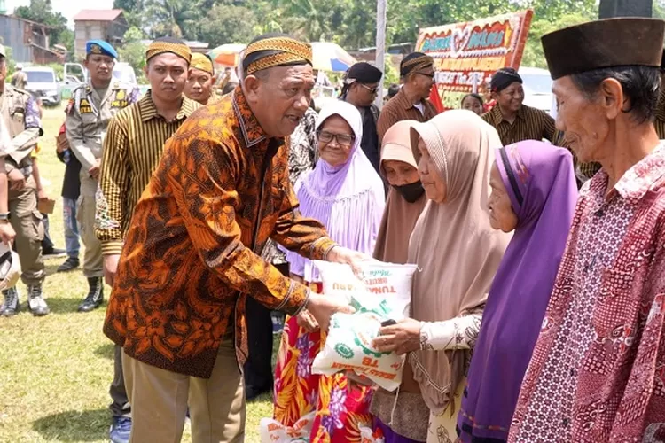 Plt Bupati Langkat Syah Afandin saat menyerahkan bantuan kepada para manula di paguyuban Pujakesuma Langkat (Realitasonline.id/AA)