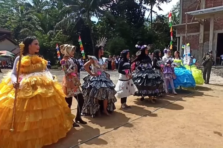 Orang Muda Ganjar Jawa Tengah Adakan Recycle Costume Show di Wonosobo