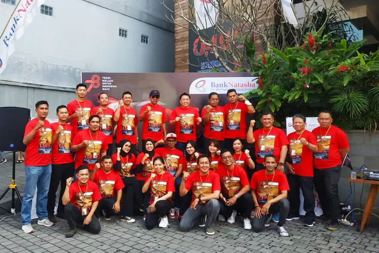 Direksi beserta karyawan PT BPR Natasha Bintang Anugerah saat seremonial launching Kredit Merdeka 2 di Gedung Bank Natasha Jalan Urip Sumoharjo Yogyakarta, Selasa (1/8/2023).  (Istimewa)
