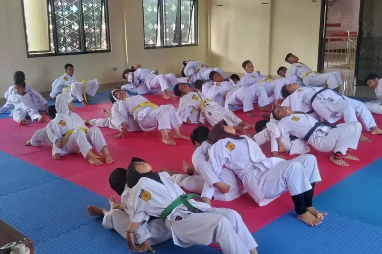 Bandung Karate Club (BKC) Dojo Cilangkap menjalani latihan rutin di aula gedung Kelurahan Cilangkap.
