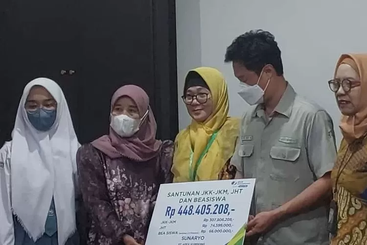 BPJS Ketenagakerjaan memberikan santunan kepada ahli waris almarhum Sunaryo, karyawan PT Apex Kumbong yang meninggal saat bekerja. (BPJS Ketenagakerjaan)