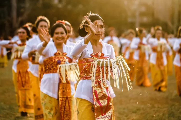 Penduduk Bali mayoritas beragama Hindu tidak lepas dari sejarah masa lalu, loh. Salah satunya adalah sejarah kerajaan di Indonesia. Kerajaan apakah itu? Yuk simak pemaparan dari enampagi.id (Instagram @budayabali)