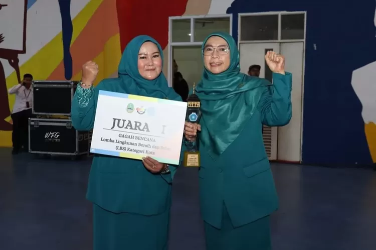 Ketua TP-PKK Kota Depok, Elly Farida dan Ketua TP-PKK Kelurahan Cimpaeun, Anita pada Jambore Kader PKK Provinsi Jawa Barat Tahun 2023 Sport Jabar Arcamanik, Arcamanik Kota Bandung