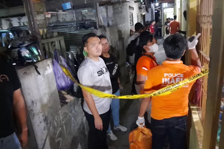 Polisi saat melakukan olah TKP di kosan Karangsari Semarang dimana seorang perempuan meninggal secara tidak wajar.  (Ayosemarang.com/ Audrian Firhannusa)