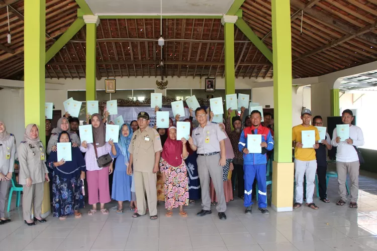 Penerima sertifikat program PTSL Desa Pucanggading, Kecamatan Bandar, Kabupaten Batang foto bersama dengan jajaran Kantor Pertanahan Batang. (Muslihun kontributor Batang)