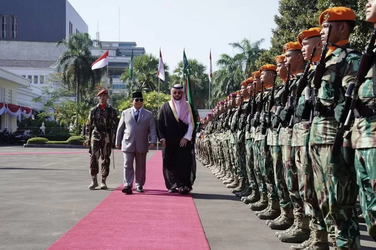 Menhan RI, Prabowo Subianto, menerima kunjungan resmi Menhan Kerajaan Arab Saudi, Yang Mulia Pangeran Khalid Bin Salman Bin Abdul Aziz  di kantor Kemhan, Jakarta,  Selasa (1/8/2023). Foto: Humas  Kemhan