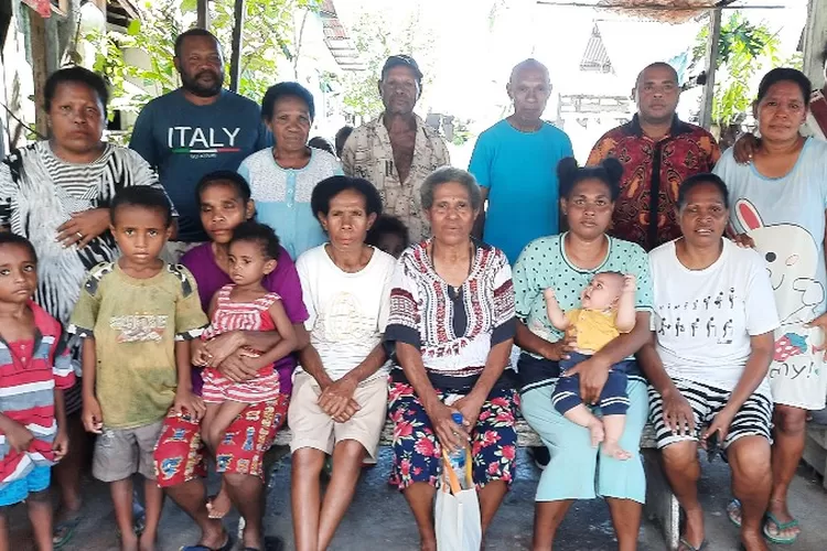Keluarga Bumere yang Mengaku Tanah Mereka disertifikatkan HGU oleh PT ANJ tanpa Izin Pemilik (suarakarya.id -  Yacob Nauly)