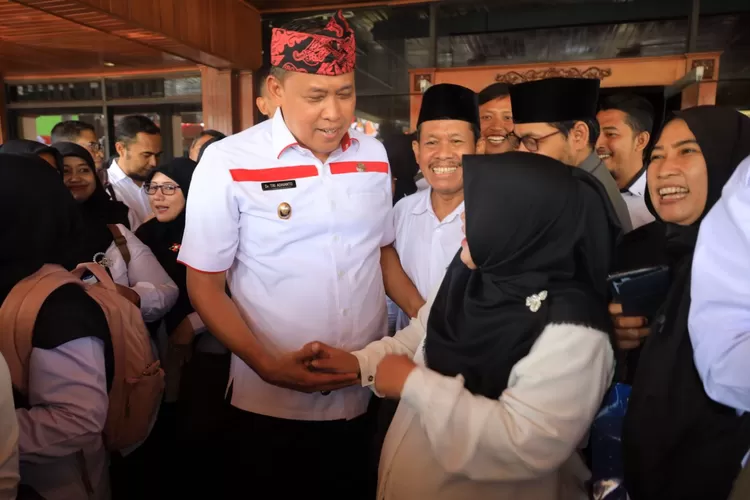 Plt Wali Kota Bekasi Tri Adhianto bersama PPPK Kota Bekasi. (Pemkot Bekasi)