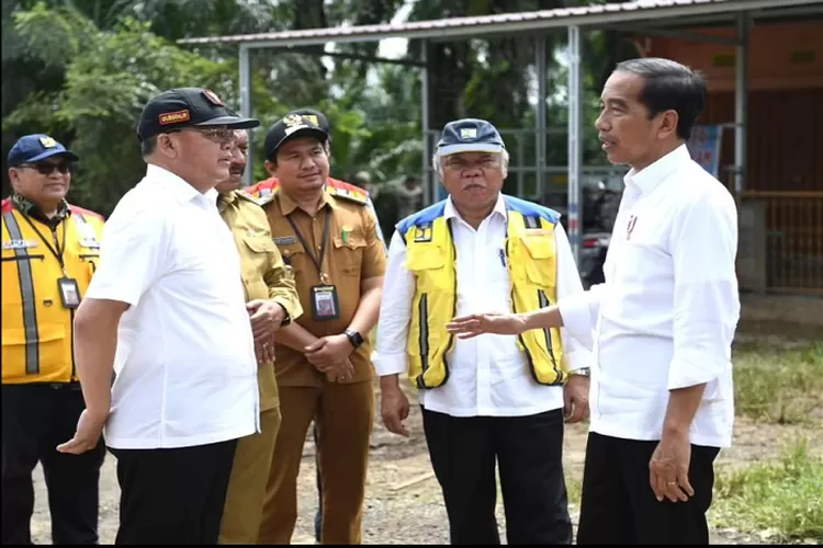 Jokowi tinjau proyek perbaikan jalan rusak di Bengkulu
