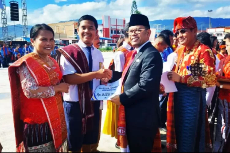 Poltak Sitorus Bupati Toba Sumatera Utara yang memiliki kekayaan lebih dari Rp60 miliar (Instagram @/poltaksitorus_official)