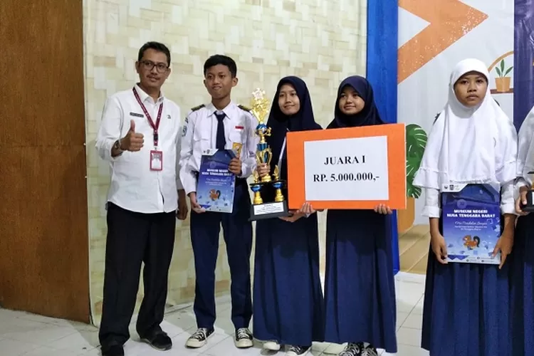 Kepala Museum Negeri NTB Ahmad Nur Alam bersama para juara Lomba Cerdas Cermat Museum. (Suara Karya/Foto: Museum Negeri NTB))