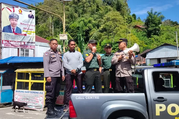 Polresta Bukittinggi dan Kodim 03/04 Agam ajak masyarakat kibarkan bendera merah putih guna sambut Kemerdekaan Republik Indonesia (dok. Humas)