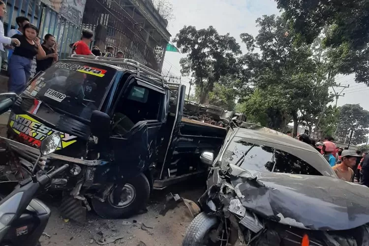Kondisi kendaraan akibat tabrakan beruntun di Jl.Perintis Kemerdekaan, Cianjur (2/8/2023) (Instagram/infojawabarat)