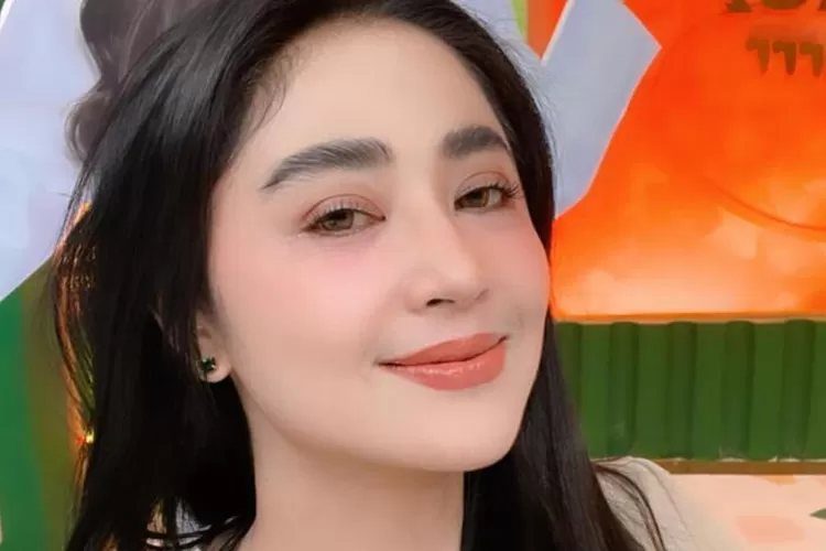 Dewi Perssik buka suara terkait isu putus dengan pilot Rully, sebut sang kekasih sedang sibuk terbang (Instagram @dewiperssik9)