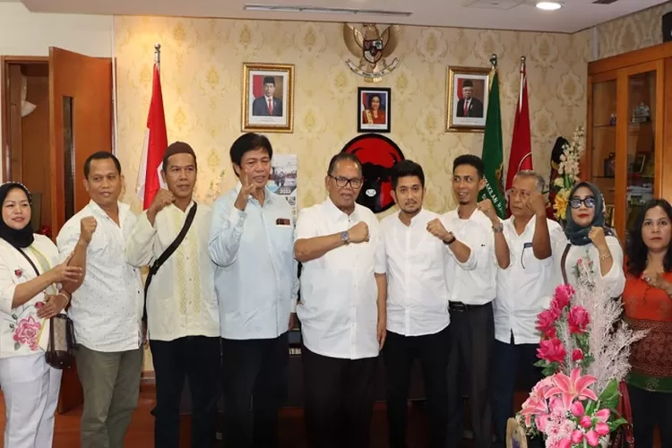 Masyarakat Pendukung Ganjar (MPG) Sumut foto bersama Baskami Ginting di DPRD Sumut usai berdiskusi menyambutan Bacapres Ganjar di Sumut termasuk Kota Medan (Realitasonline.id/mis)