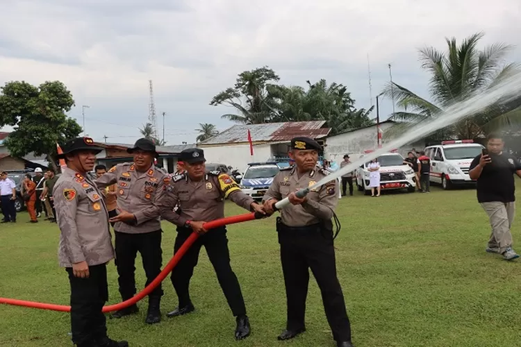 Kapolres Batubara AKBP Jose DC Fernandes S. IK memimpin personilnya mendemonstrasikan alat pemadam api dari hasil modifikasi Motor oleh personil Polres Batubara  (Realitasonline/H.Guntur Sinaga)