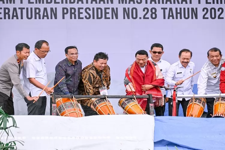 KSP Muldoko memukul gendang pada acara penyerahkan 82 Program Pemberdayaan Masyarakat Perhutanan Sosial  di Humbahas (Realitasonline.id/Dok)