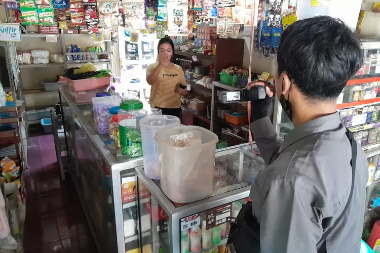 Ruliyah, pemilik toko di Pedurungan Semarang yang sempat kemalingan hp dan uang tunai. Dia sempat mengejar pelaku.  ((Ayosemarang.com/ Audrian Firhannusa))